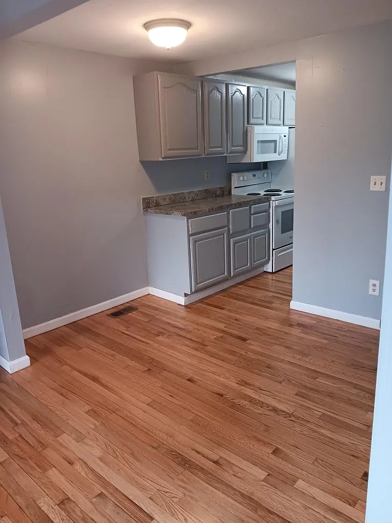 3 bed, 1047 sqft, $2,025 — Photo 2