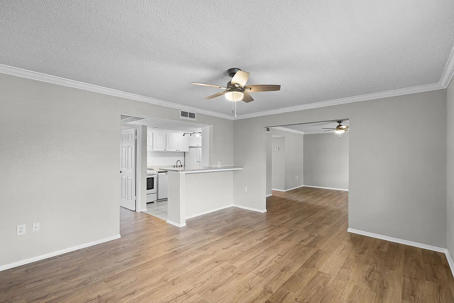 2 bed, 1000 sqft, $1,449 — Photo 1