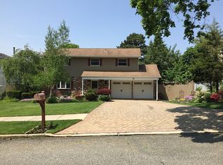 18 Glacier Dr, Smithtown, NY 11787