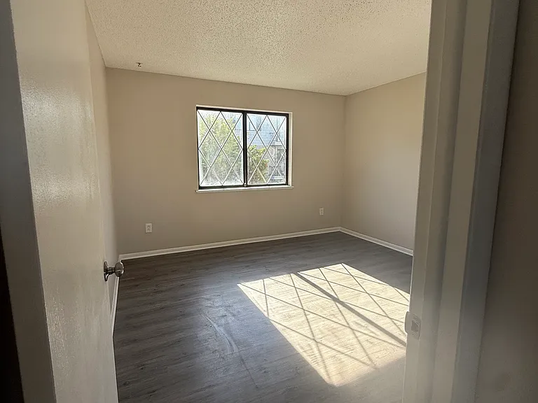 2265 Clinton St #4 — Photo 9