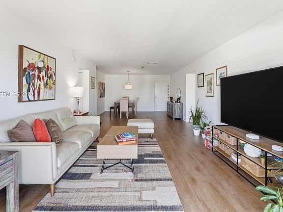 5th image of 575 Crandon Blvd APT 707