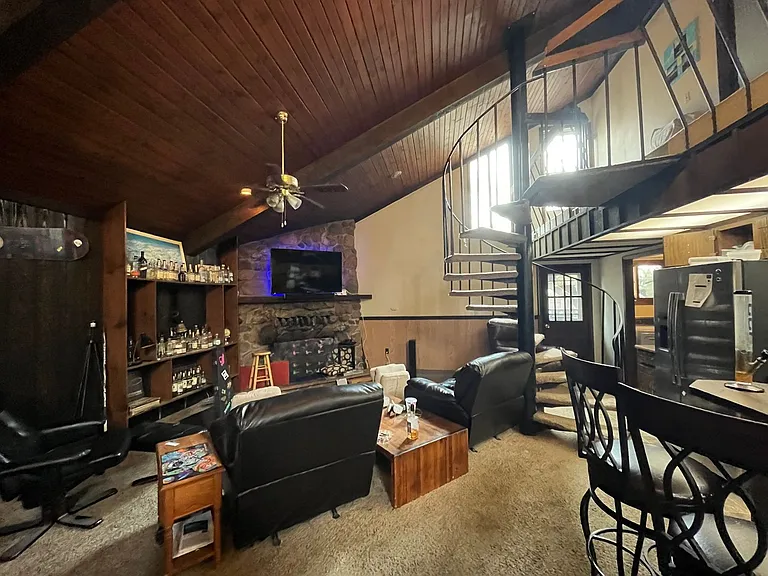 608 Louise Ln — Photo 8