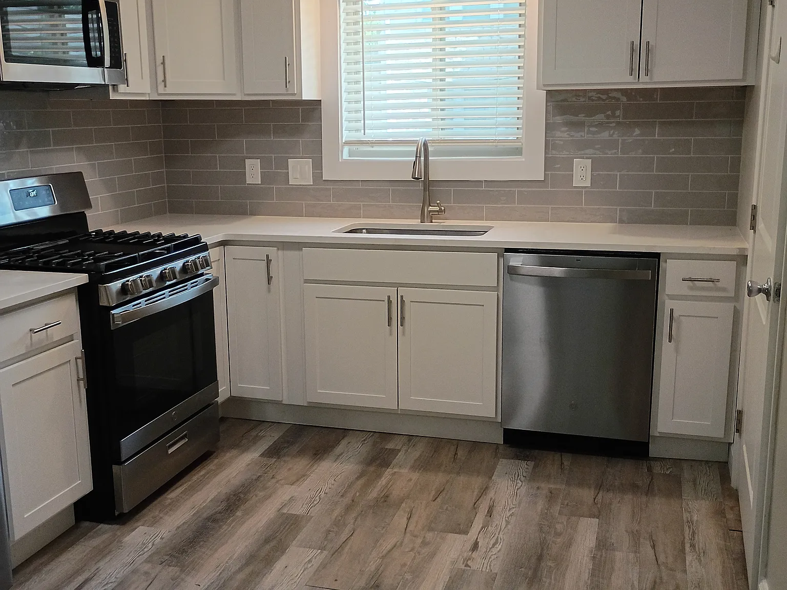 2 bed, 700 sqft, $1,200 — Photo 2