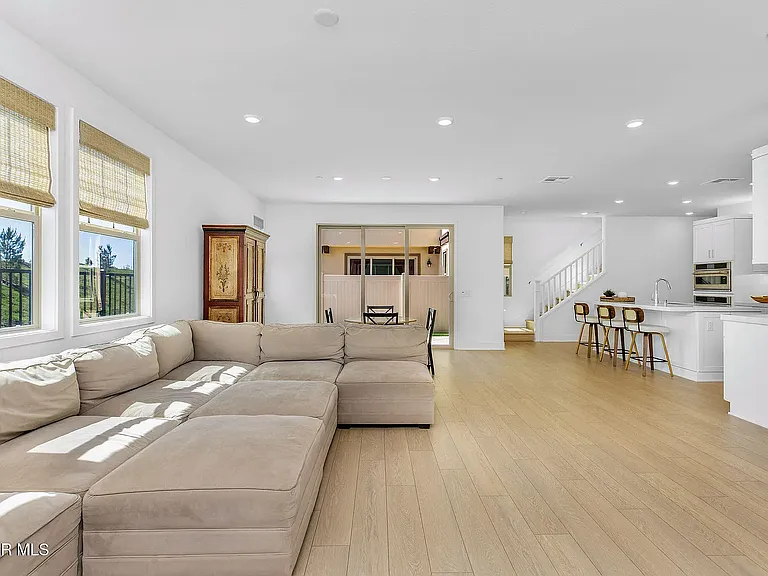 716 Edward Scholle Dr — Photo 4