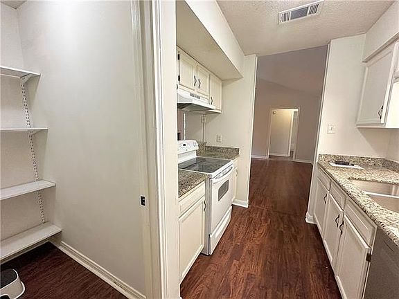 5th image of 308 Rosewood St
