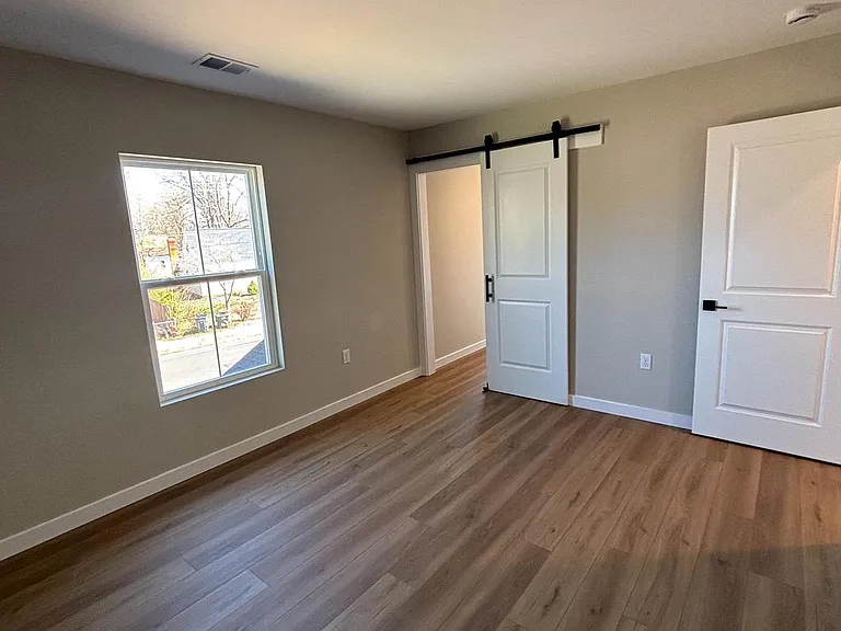 129 Evans St — Photo 28
