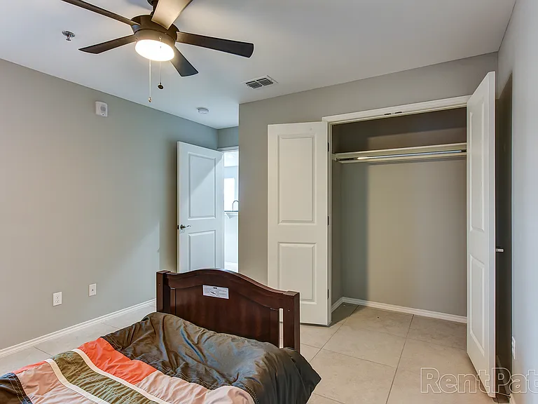 Mercedes Place Apartments — Photo 30