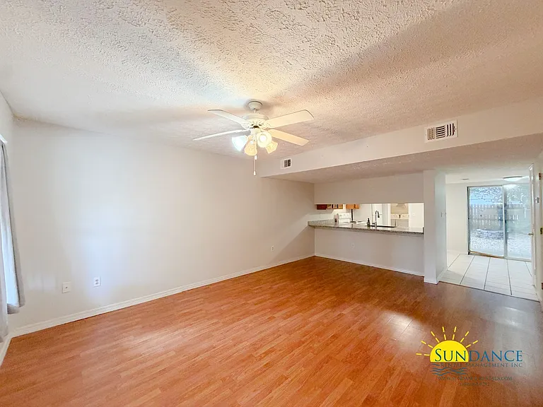 2400 Suwanee Ln — Photo 2