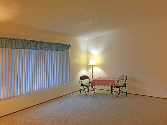 4th image of 320 White Pine Dr