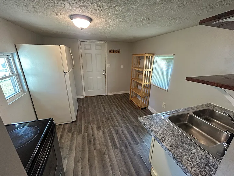 950 Allen St — Photo 2