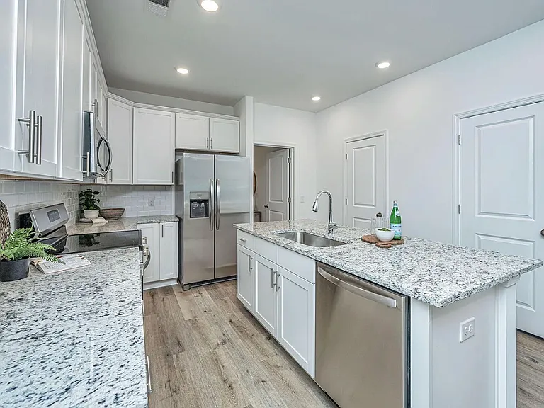102 Twin Rivers Dr — Photo 11