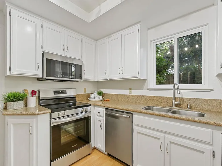 325 E 8th St #5 — Photo 13