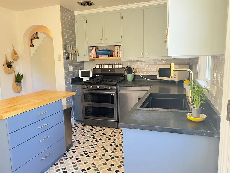 1104 Locust Ave — Photo 3