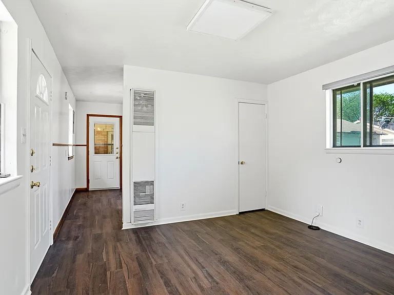 900 Emery St — Photo 20