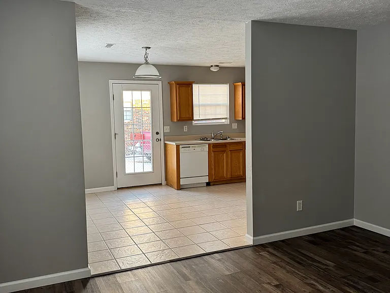 1012 E Chestnut St — Photo 4