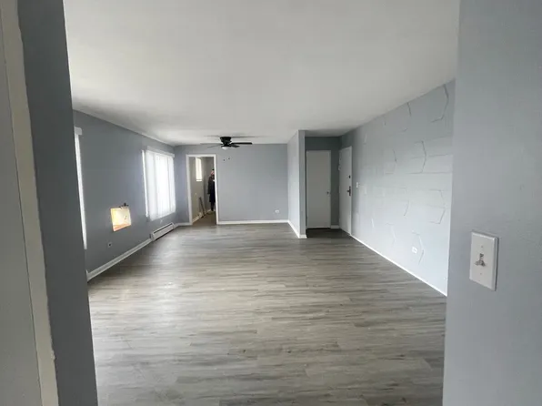 811 W Greenwood Ave #2B, Waukegan, IL 60085