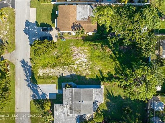 3rd image of 1574 NE 36th St