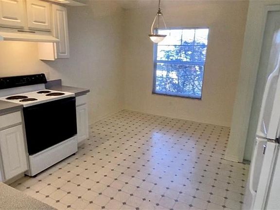 2nd image of 602 Huron Pl
