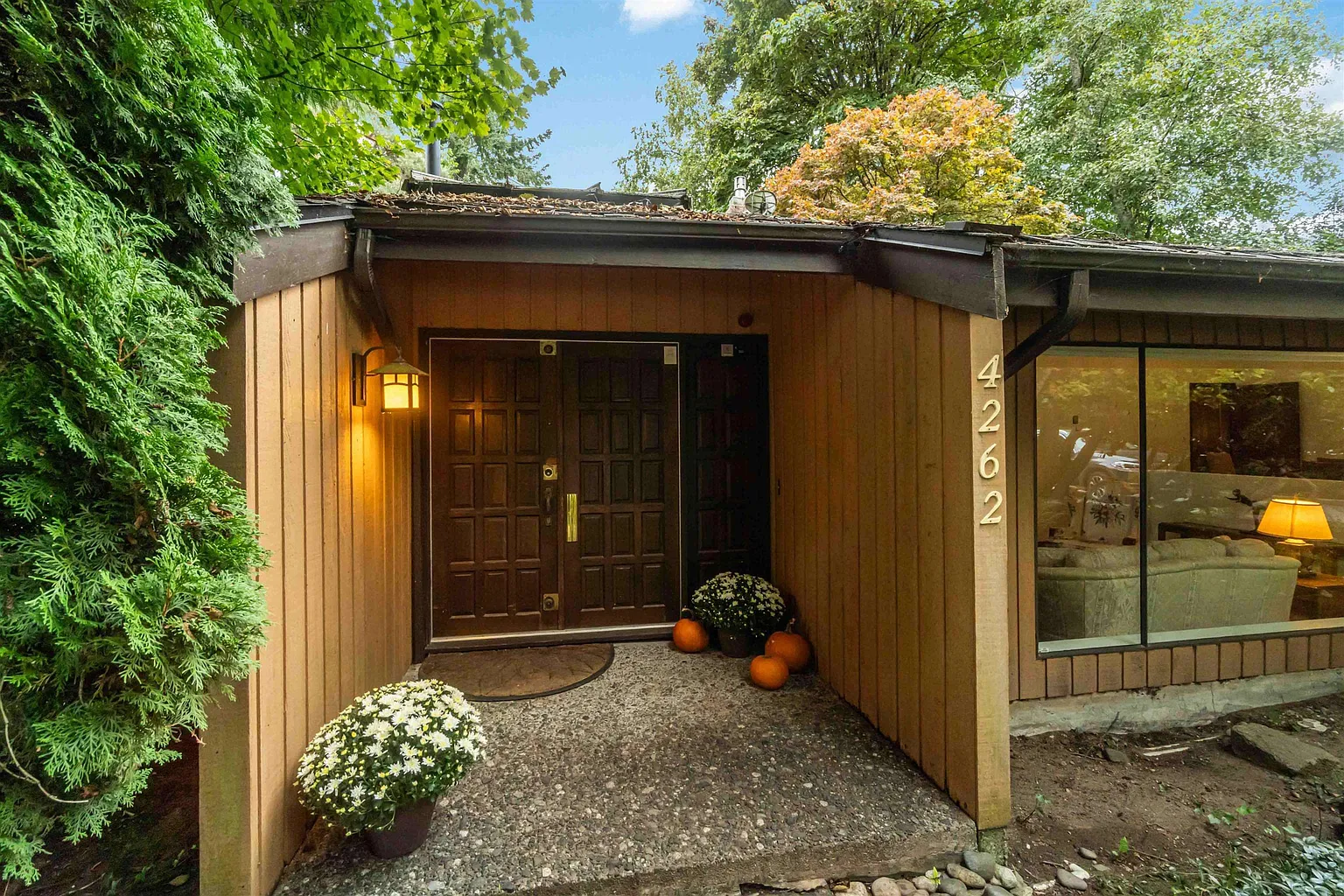 4262 Yuculta Cres photo 1