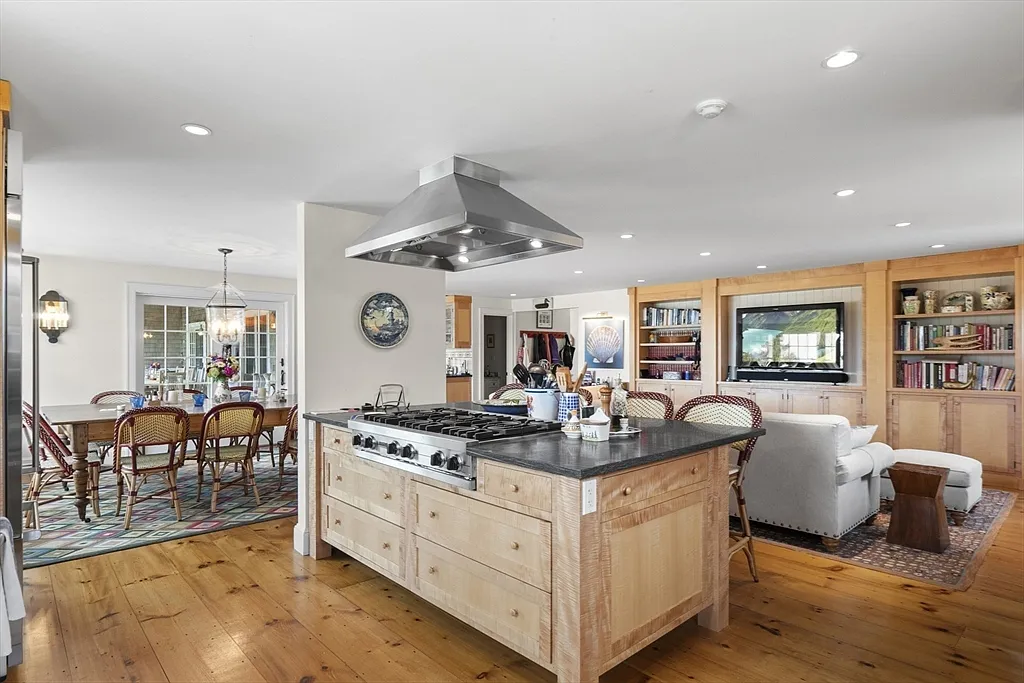 7 bed, 6.5 bath, 5804 sqft, $38,500 — Photo 4