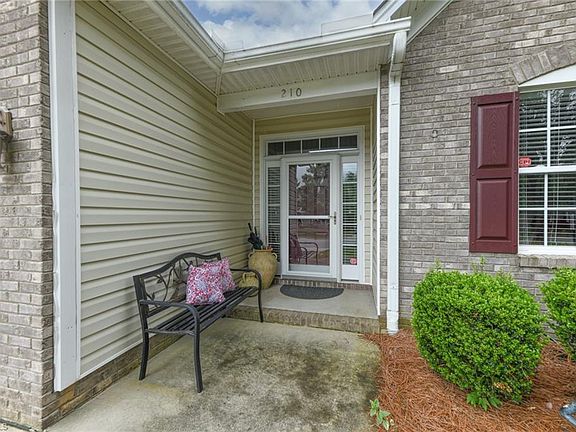 4th image of 210 Heritage Hill Dr