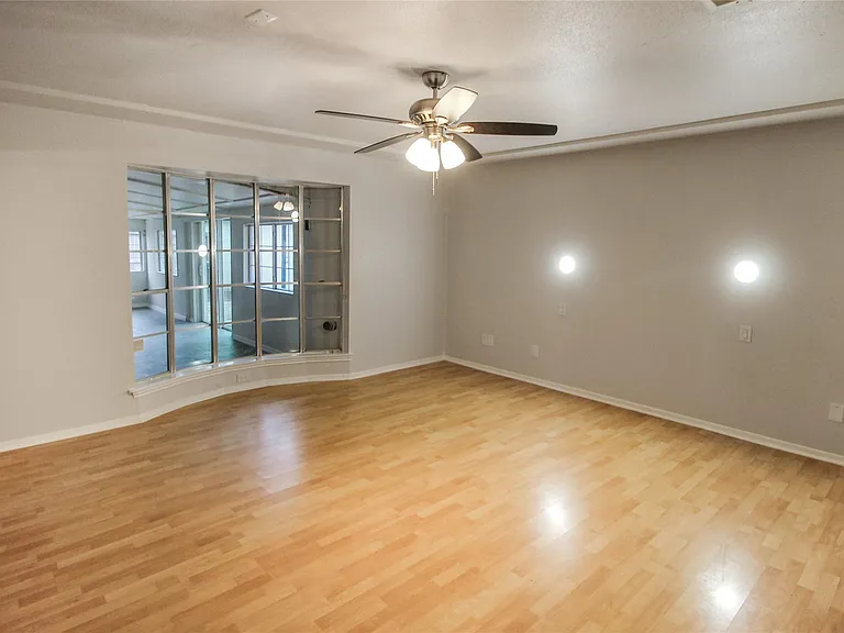 10534 Huntington Wood Dr — Photo 13