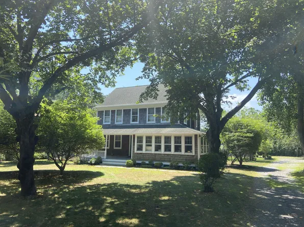 102 W Tiana Rd, Hampton Bays, NY 11946