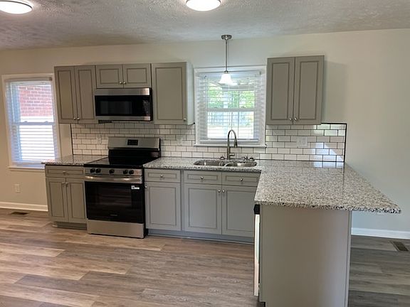 4th image of 886 Southview Cir