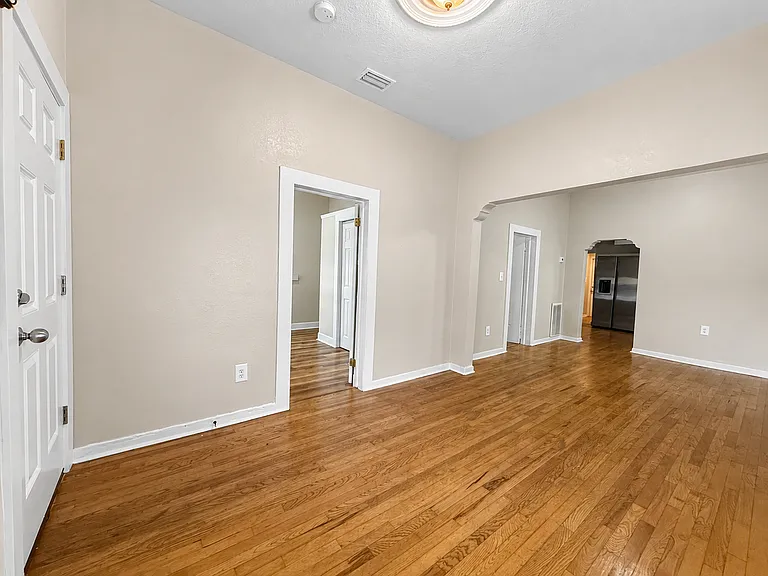 2124 W Chestnut St #1 — Photo 5