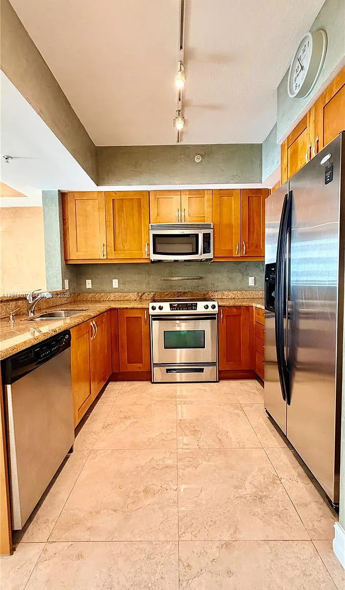 Duo Condominium East — Photo 2