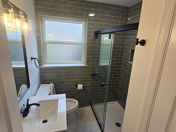 3rd image of 5902 Woodmont Ave #1