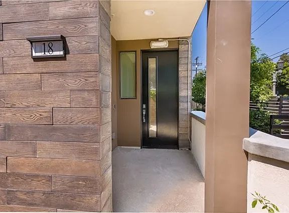 2nd image of 2111 N Cahuenga Blvd Unit 18