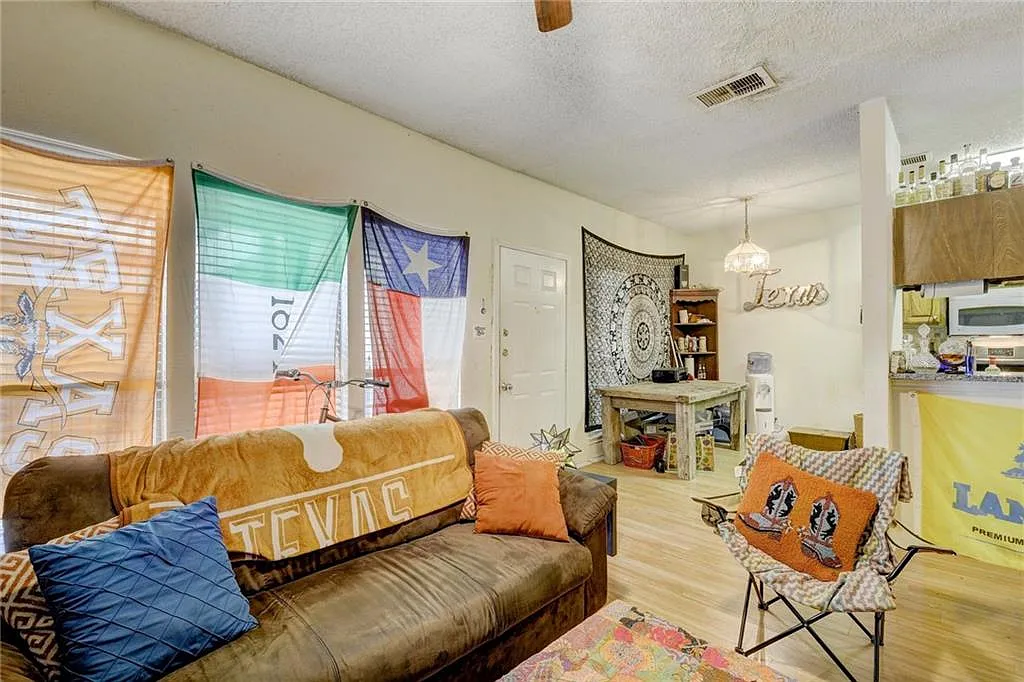 914 W 26th St Apt 206 — Photo 2