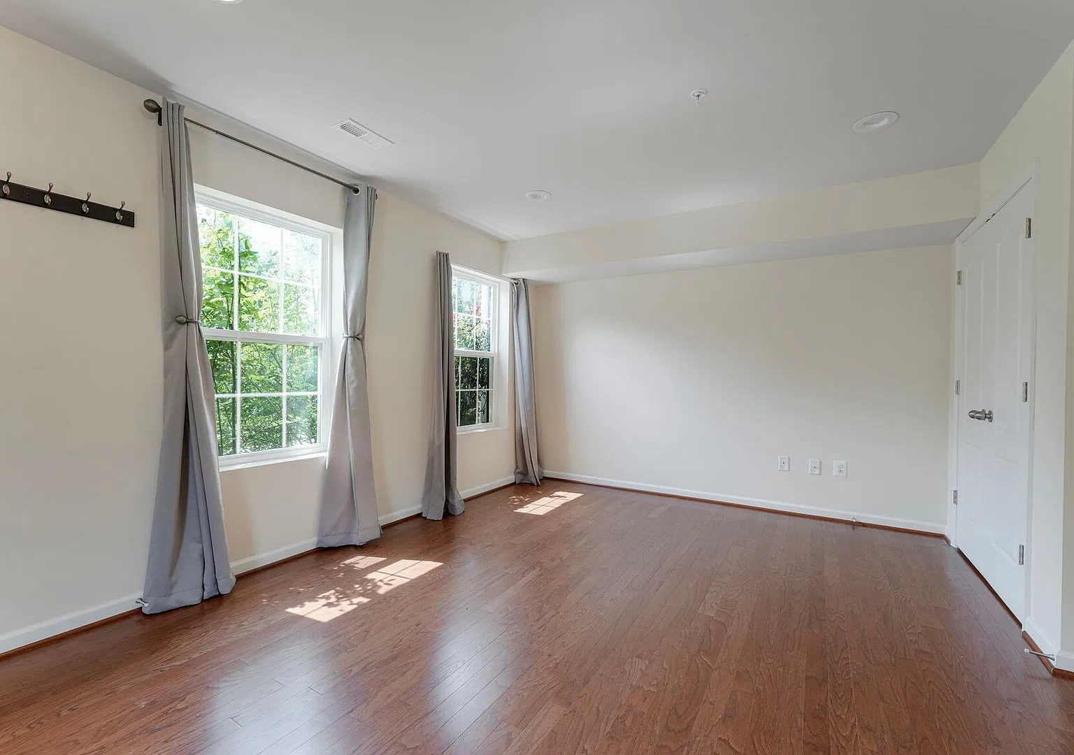 Spacious 3-Level End Unit Townhome — Photo 3