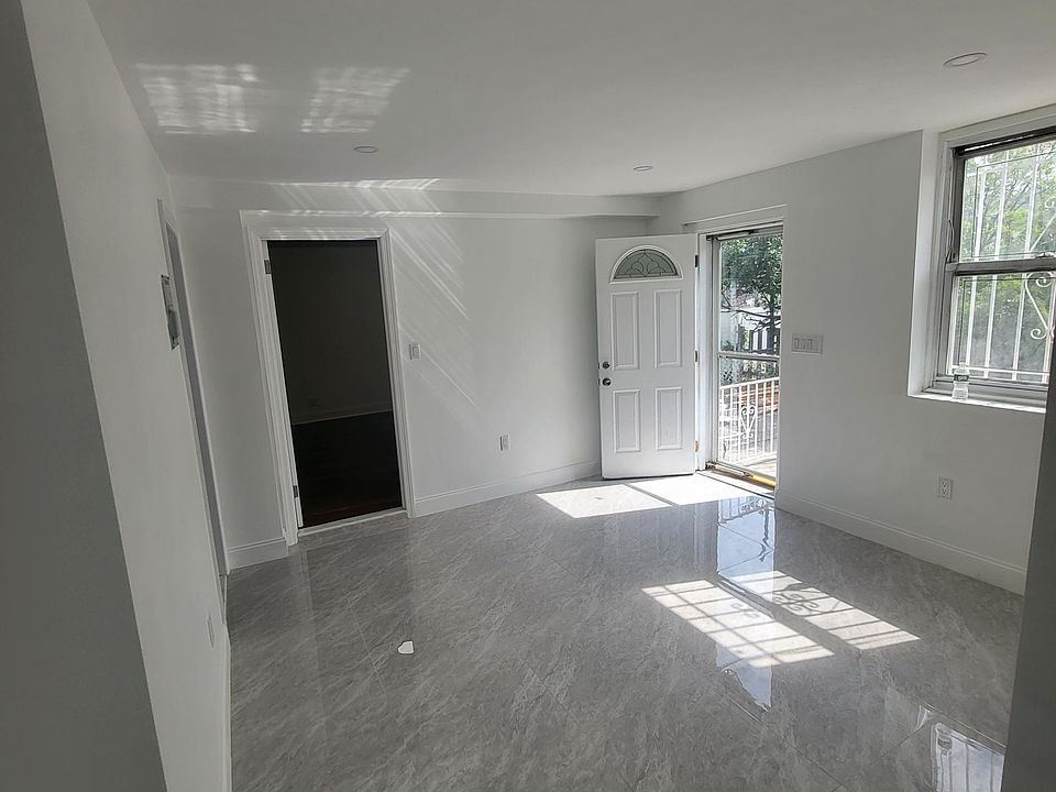 2nd image of 1546 Robertson Pl