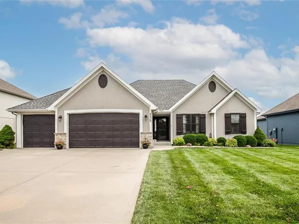 8829 N Essex Dr, Kansas City, MO 64156