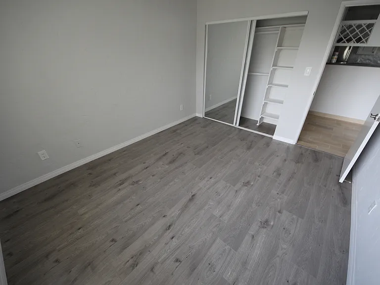415 Venice Apartments — Photo 8