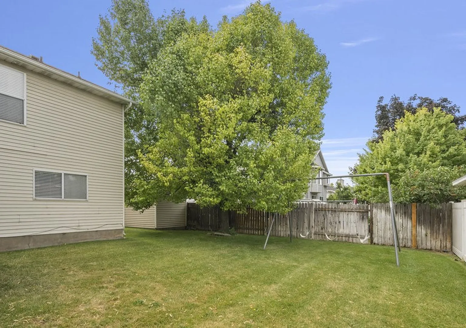 Beautiful 4 Bedroom 3.5 Bath House for Rent in Orem! — Photo 2