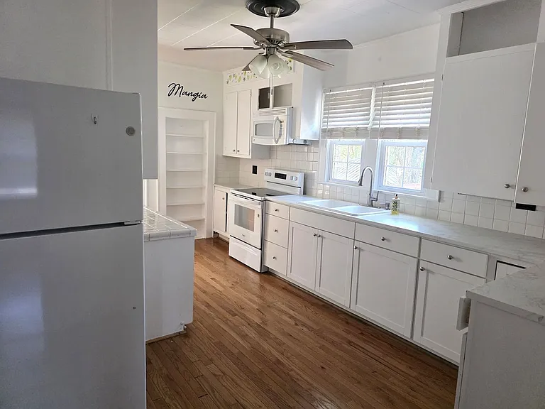 1046 N Main St — Photo 11