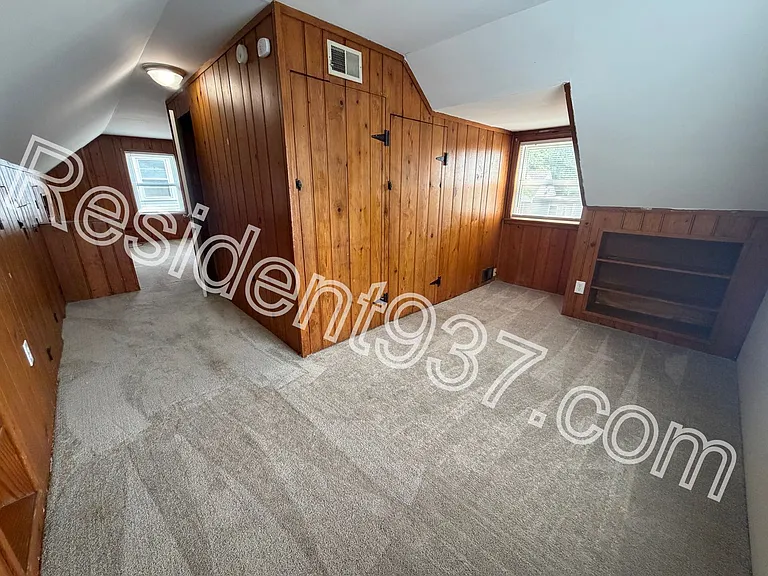 1047 Blakley Dr — Photo 3