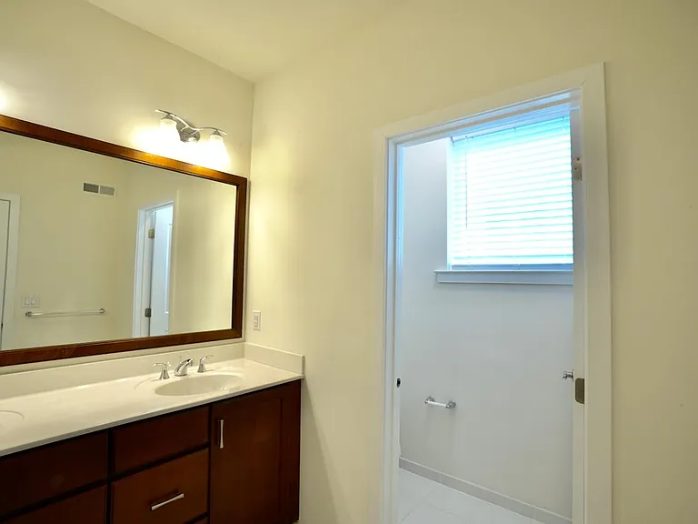 813 Lakeview Ct #44L — Photo 17
