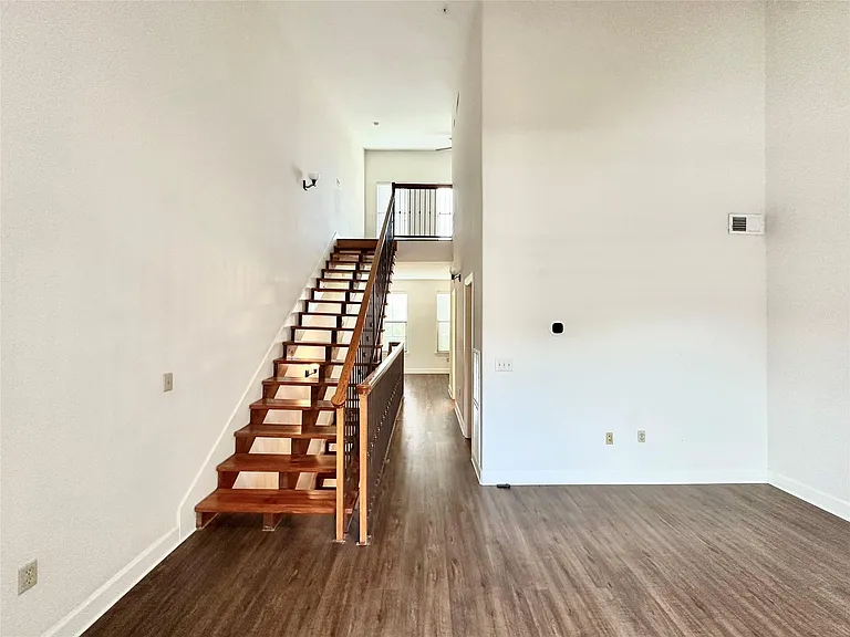 1602 Elgin St #13 — Photo 12
