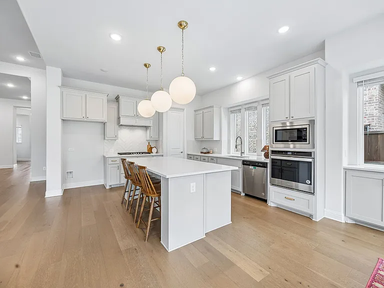 439 Montrose Dr — Photo 4