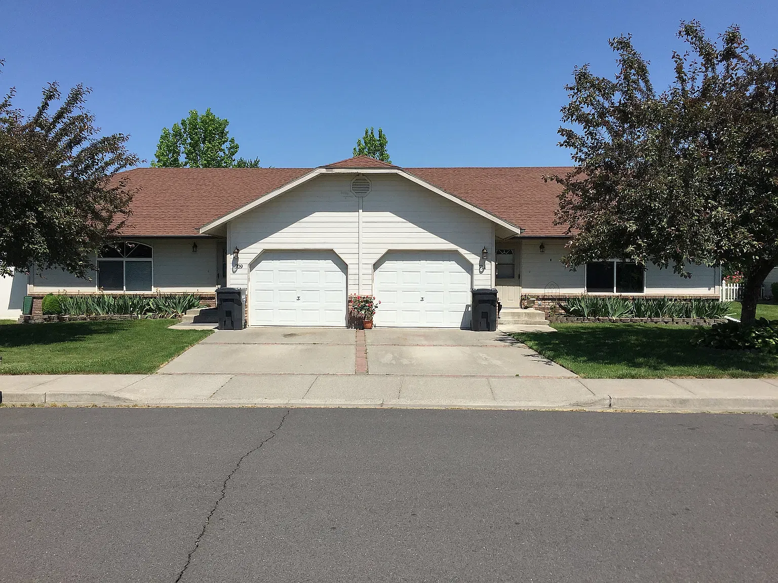 2 bed, 1200 sqft, $1,800 — Photo 1