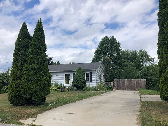 3rd image of 46 Lori Dr