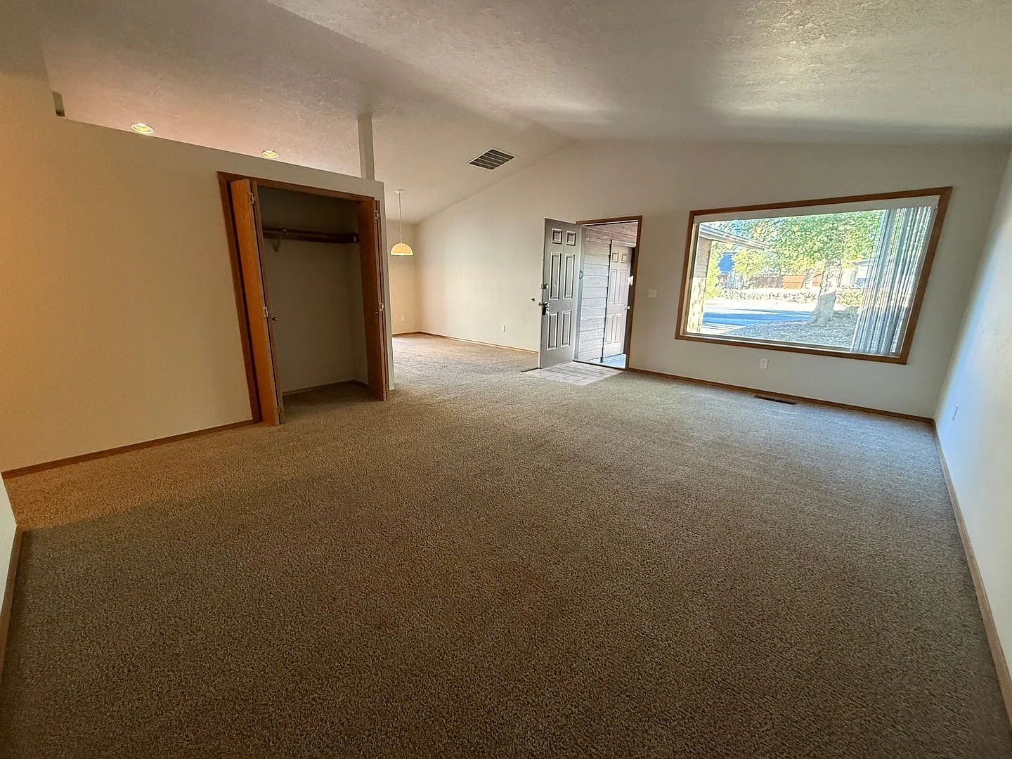 Midtown 3 Bed/2 Bath Single Family Home - Norton Ave — Photo 3
