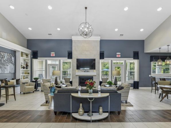 416 E North Pointe Dr #329