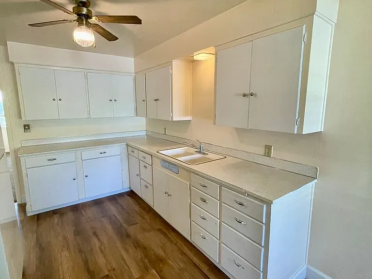723 NW 5th St — Photo 11