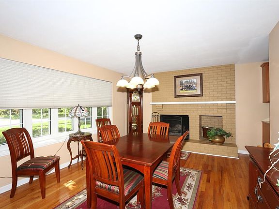 5th image of 136 Laurel Ave