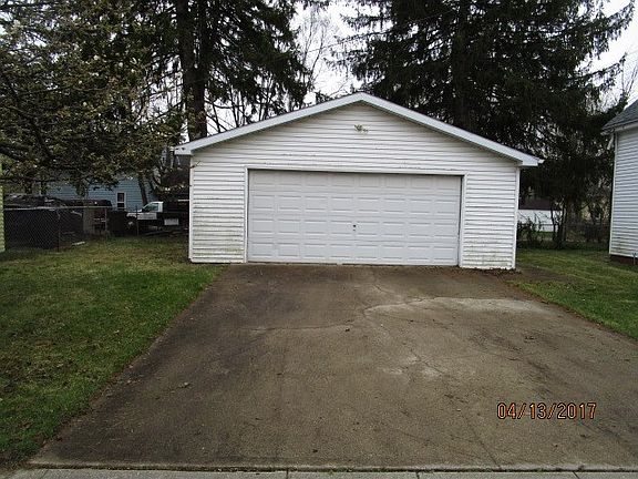 4th image of 1110 Van Buren St